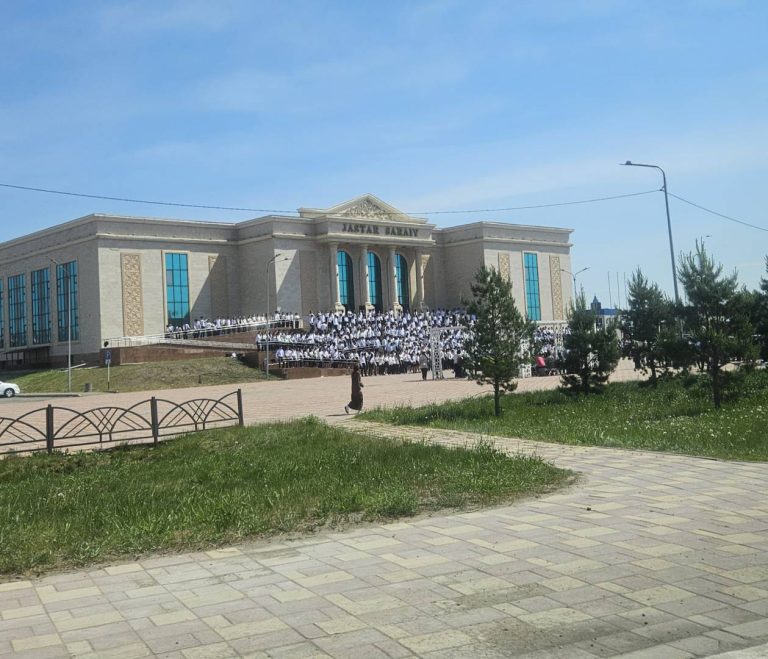 «Два часа на жаре ради ролика»: костанайские родители пожаловались на организацию съемок для выпускников