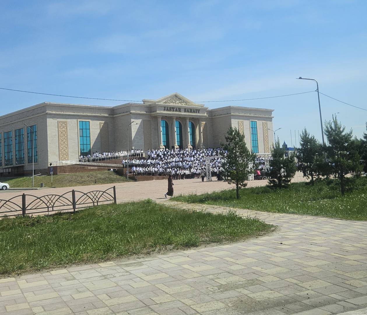 «Два часа на жаре ради ролика»: костанайские родители пожаловались на организацию съемок для выпускников