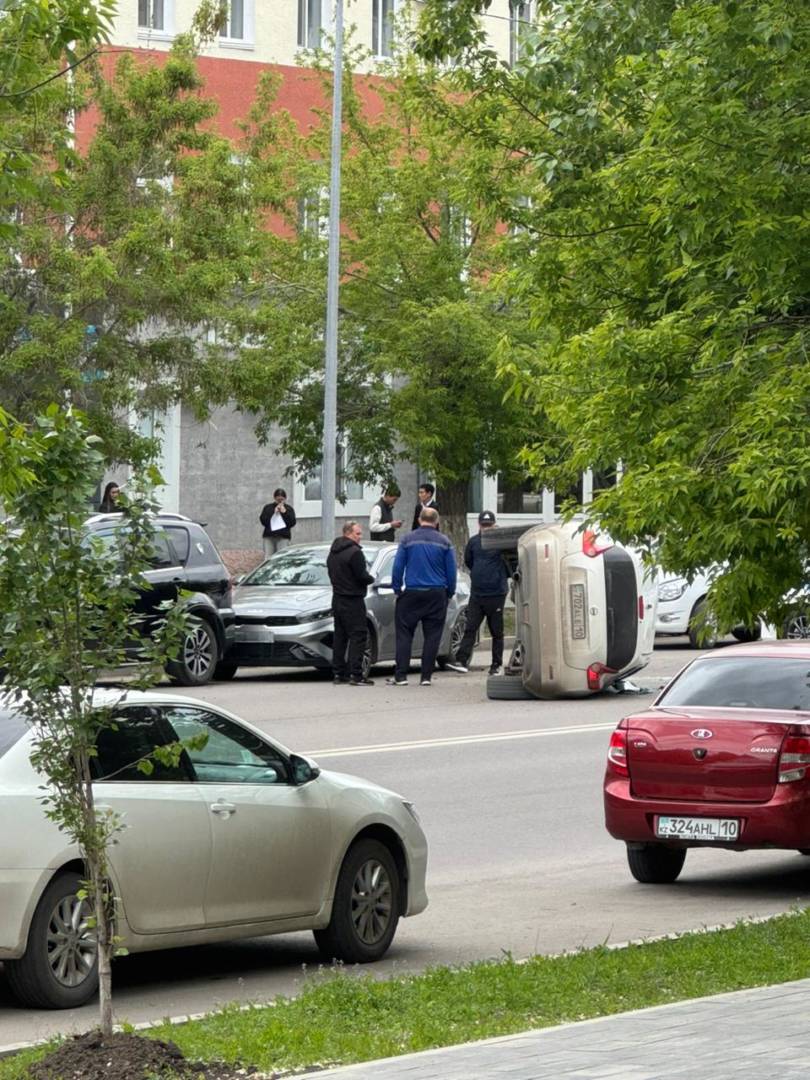 В Костанае в результате ДТП опрокинулся автомобиль