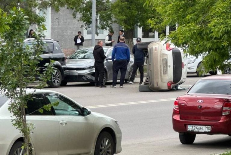 В Костанае в результате ДТП опрокинулся автомобиль