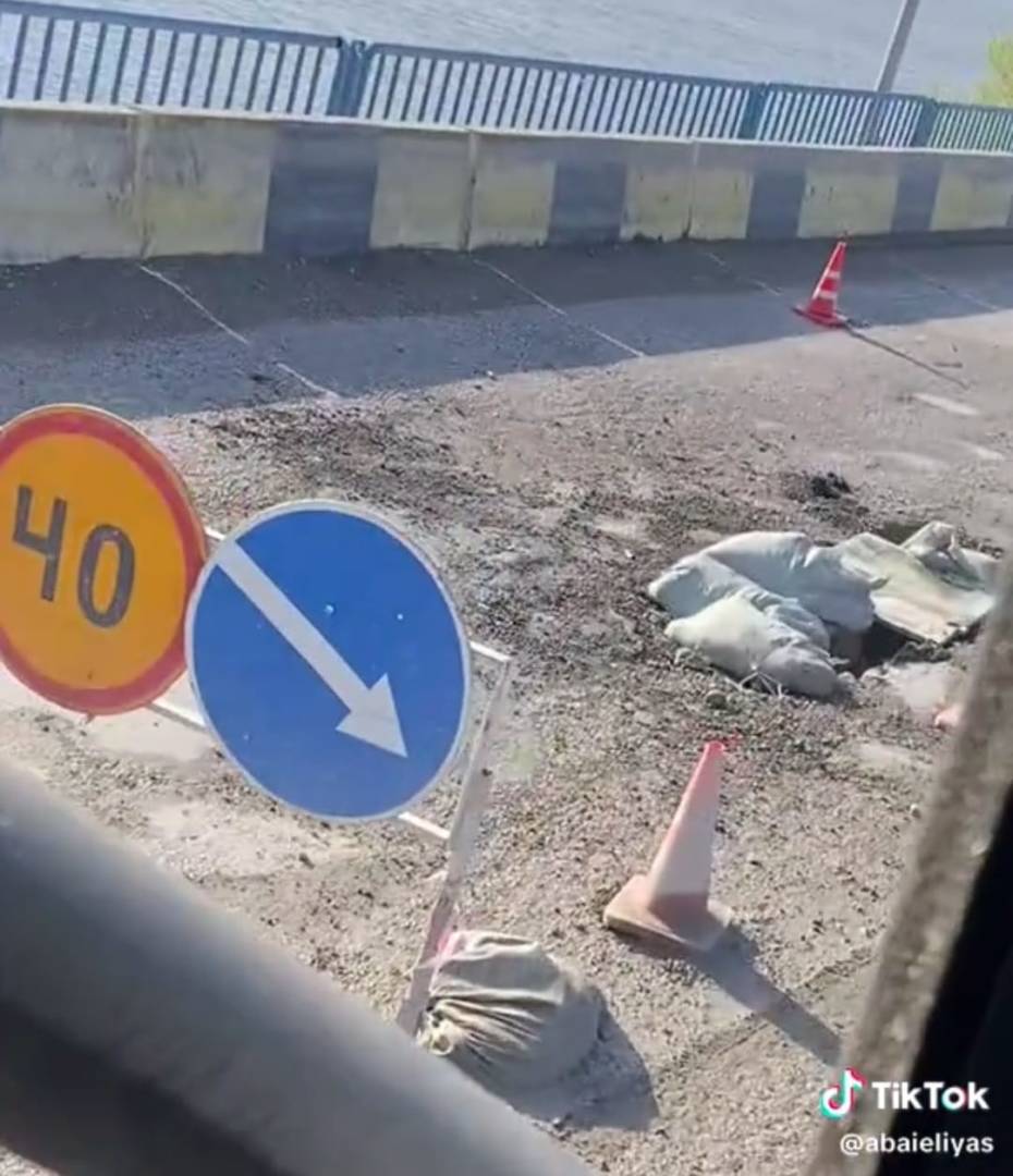 На Аятском мосту в Костанайской области образовалась сквозная дыра