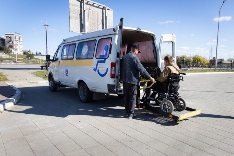 Колясочники в Костанае пожаловались на требование сопровождения в инватакси: ситуацию разъяснили в обществе инвалидов