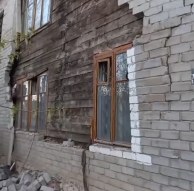 «Стена уже обрушилась, крыша течет»: жители старого дома в Костанае просят признать его аварийным