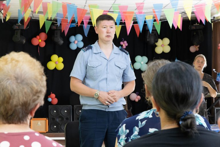 «Лучше я к вам, чем вы ко мне»: Полицейские призывают жителей Костанайского района к бдительности с интернет-мошенниками