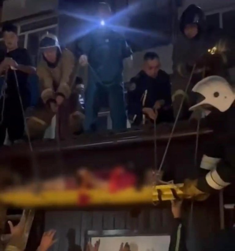 Женщина упала с пятого этажа на крышу кафе в Рудном