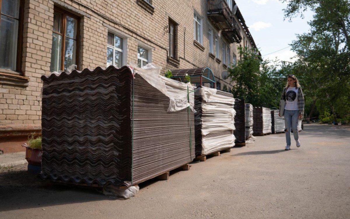 Спонсоры помогли жильцам костанайской многоэтажки с восстановлением кровли