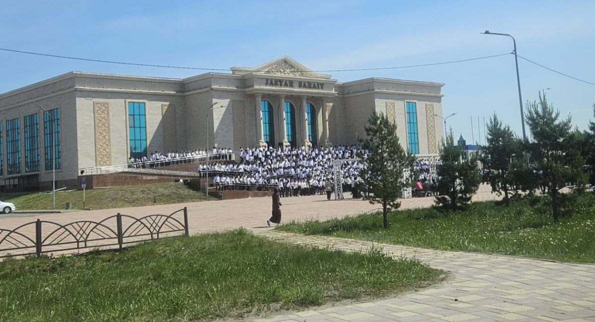 «Два часа на жаре ради ролика»: костанайские родители пожаловались на организацию съемок для выпускников
