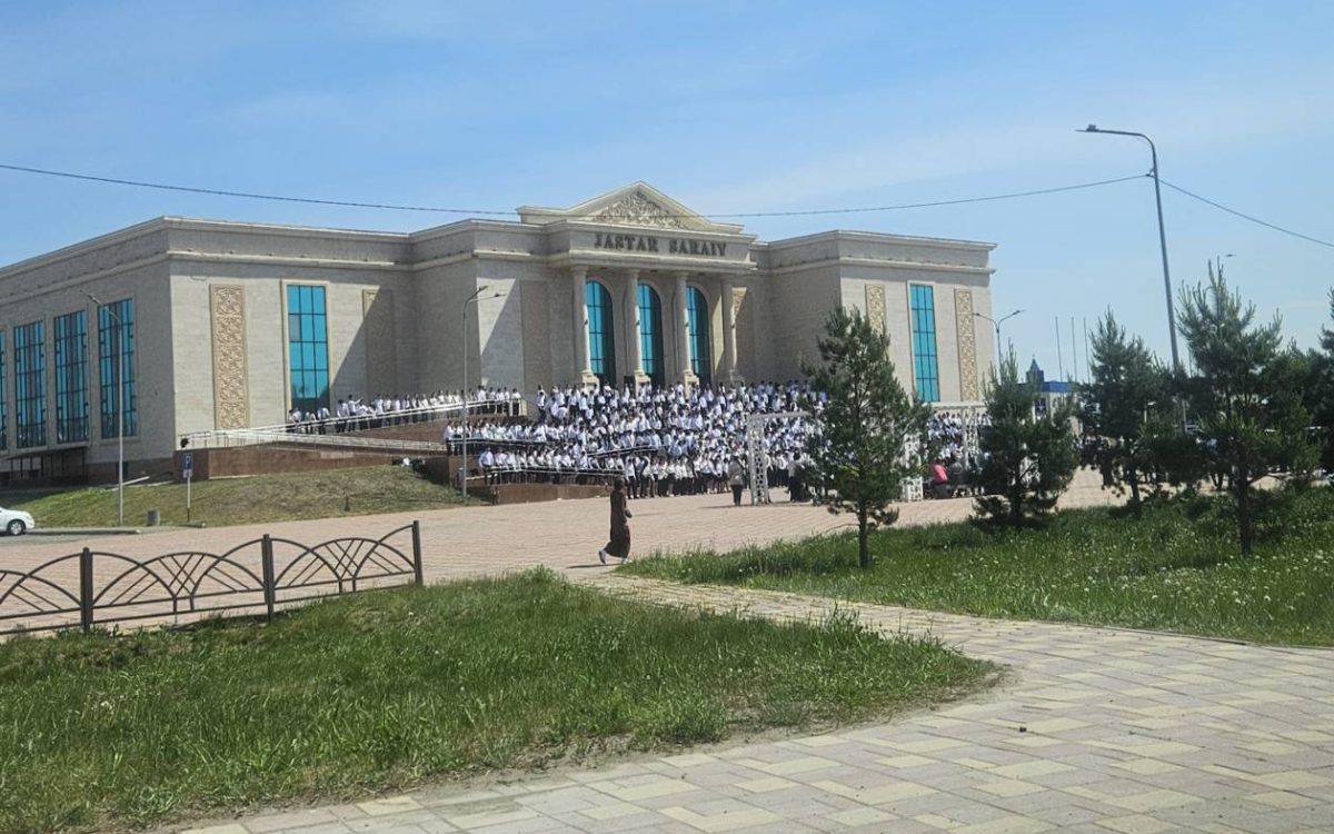 «Два часа на жаре ради ролика»: костанайские родители пожаловались на организацию съемок для выпускников