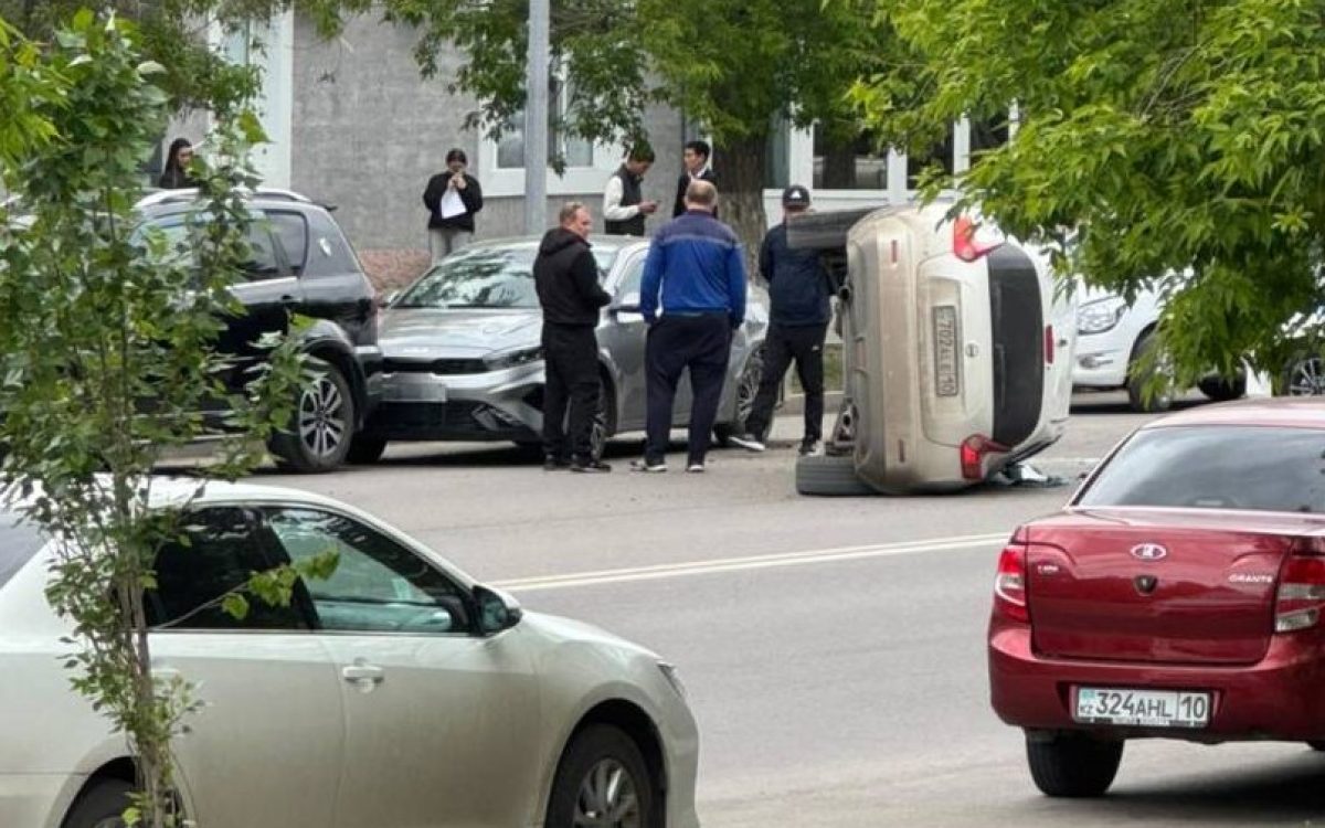 В Костанае в результате ДТП опрокинулся автомобиль