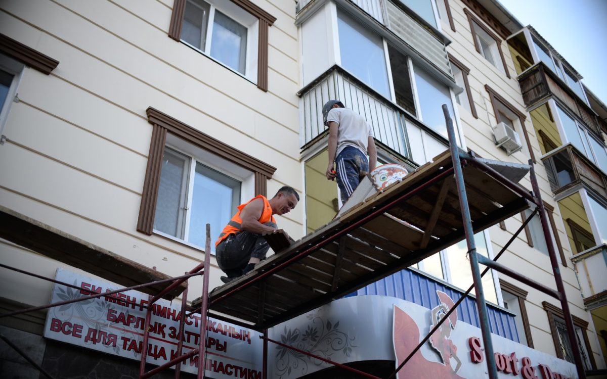 Корреспонденты «ТоболИнфо» проверили,  насколько безопасен материал, которым облицовывают дома