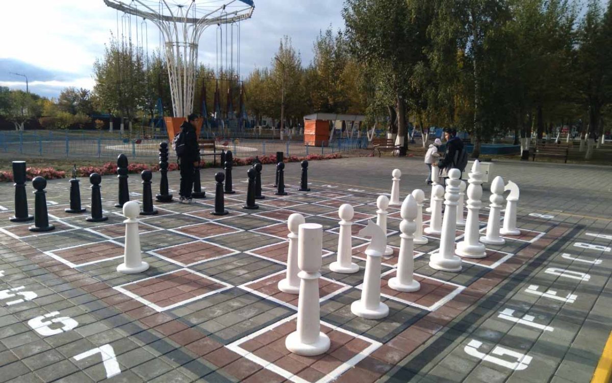 В Рудном мать оштрафовали за матерные песни несовершеннолетнего сына в парке