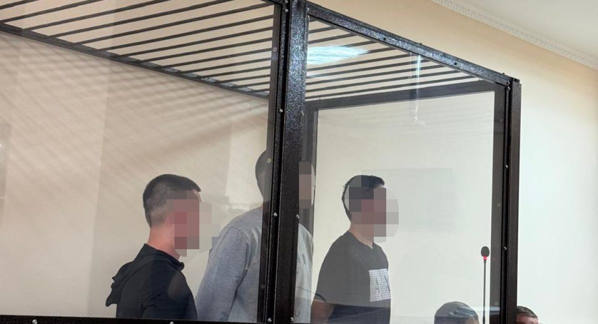 Трое друзей на скамье подсудимых: стали известны подробности нападения на полицейского в Костанае