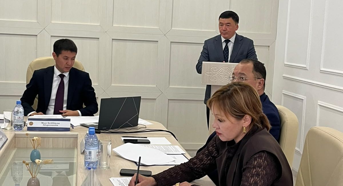 «Ойымды дұрыс жеткізе алмаған шығармын»: Әдеп кеңесінде Алтынсарин ауданы білім бөлімінің басшысына қатаң сөгіс беру ұсынылды