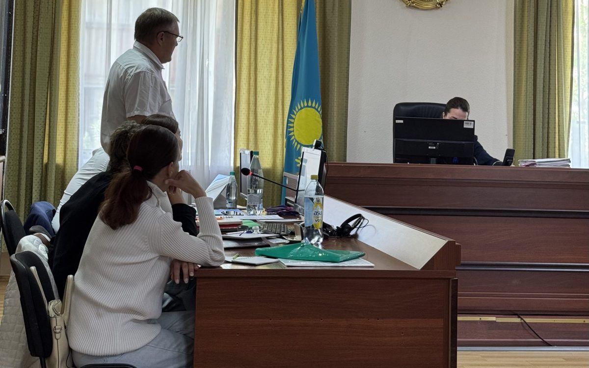 «Я думала, его убьют»: свидетели рассказали, как трое парней напали на полицейского