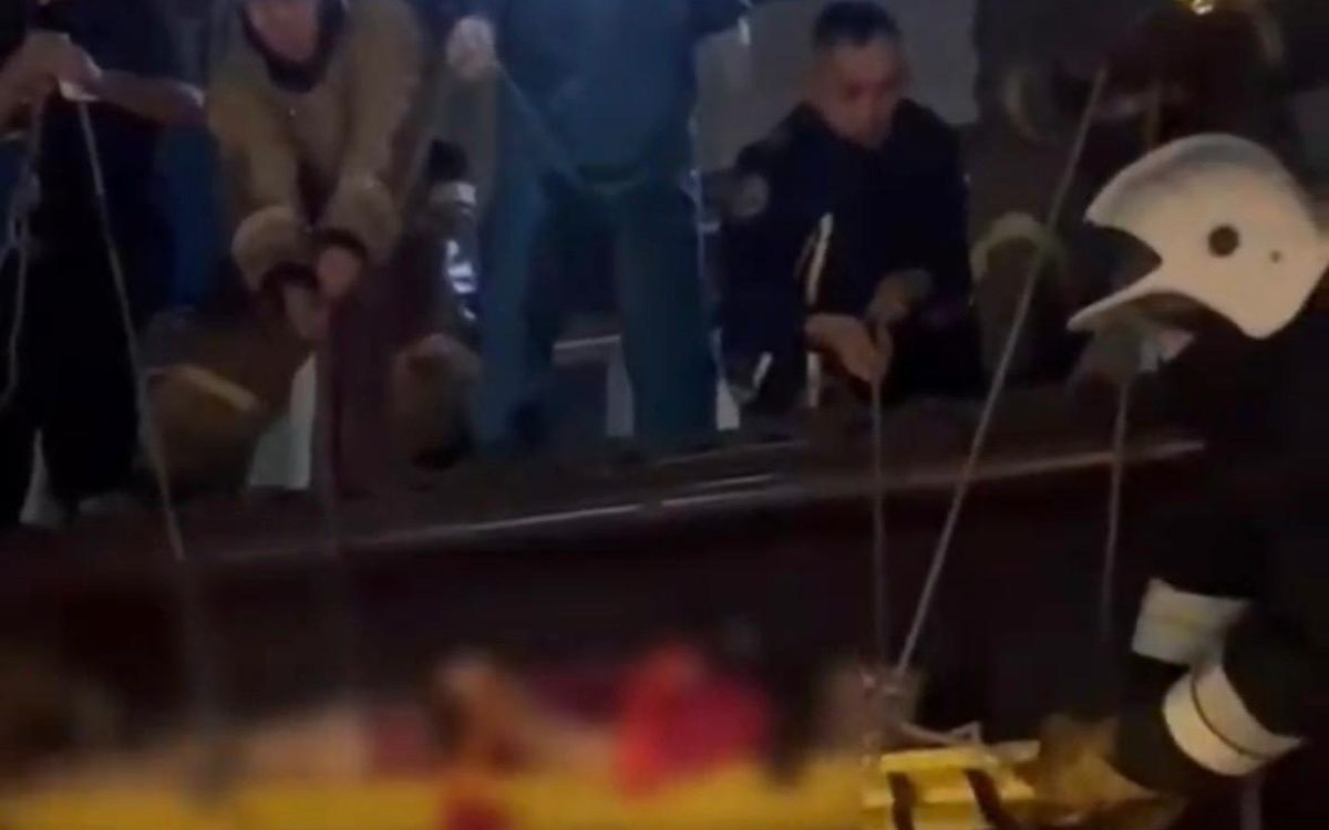 Женщина упала с пятого этажа на крышу кафе в Рудном